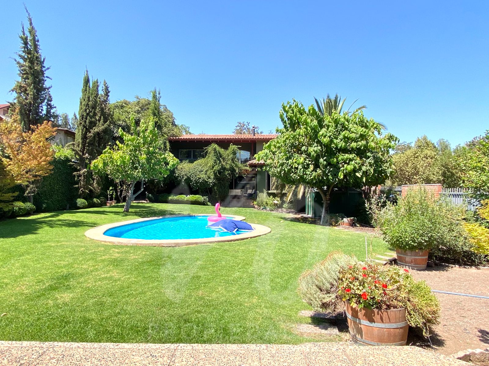 Preciosa casa estilo chileno ubicada en el mejor sector de la Reina ...