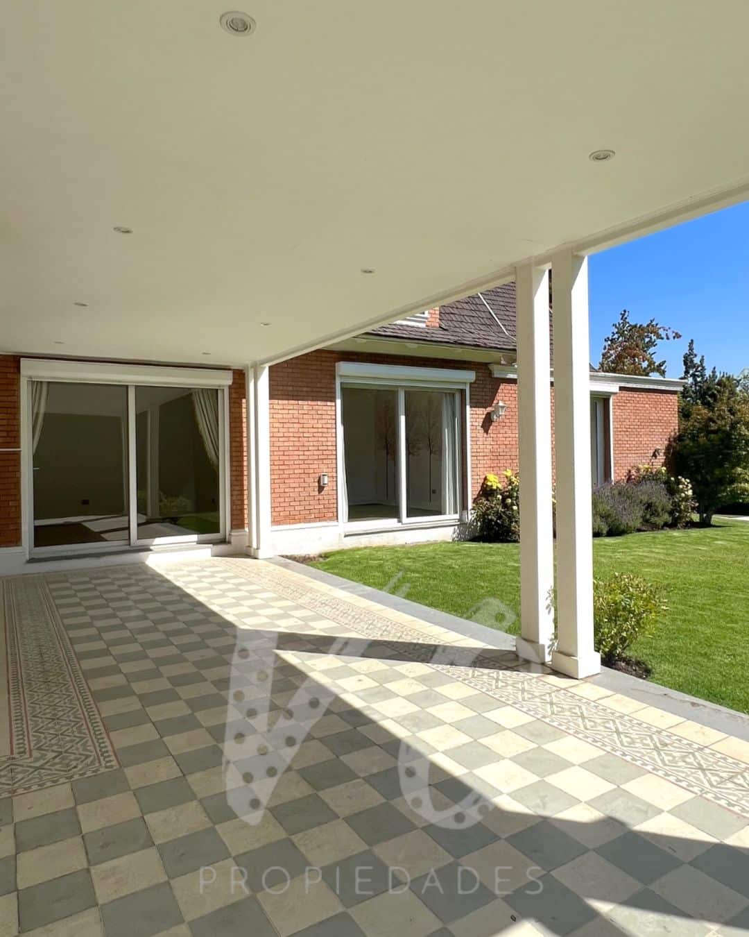 Amplia y luminosa casa estilo georgian, ubicada en sector residencial ...